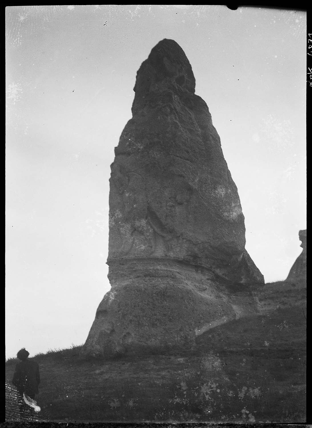 Vue du monument : profil droit